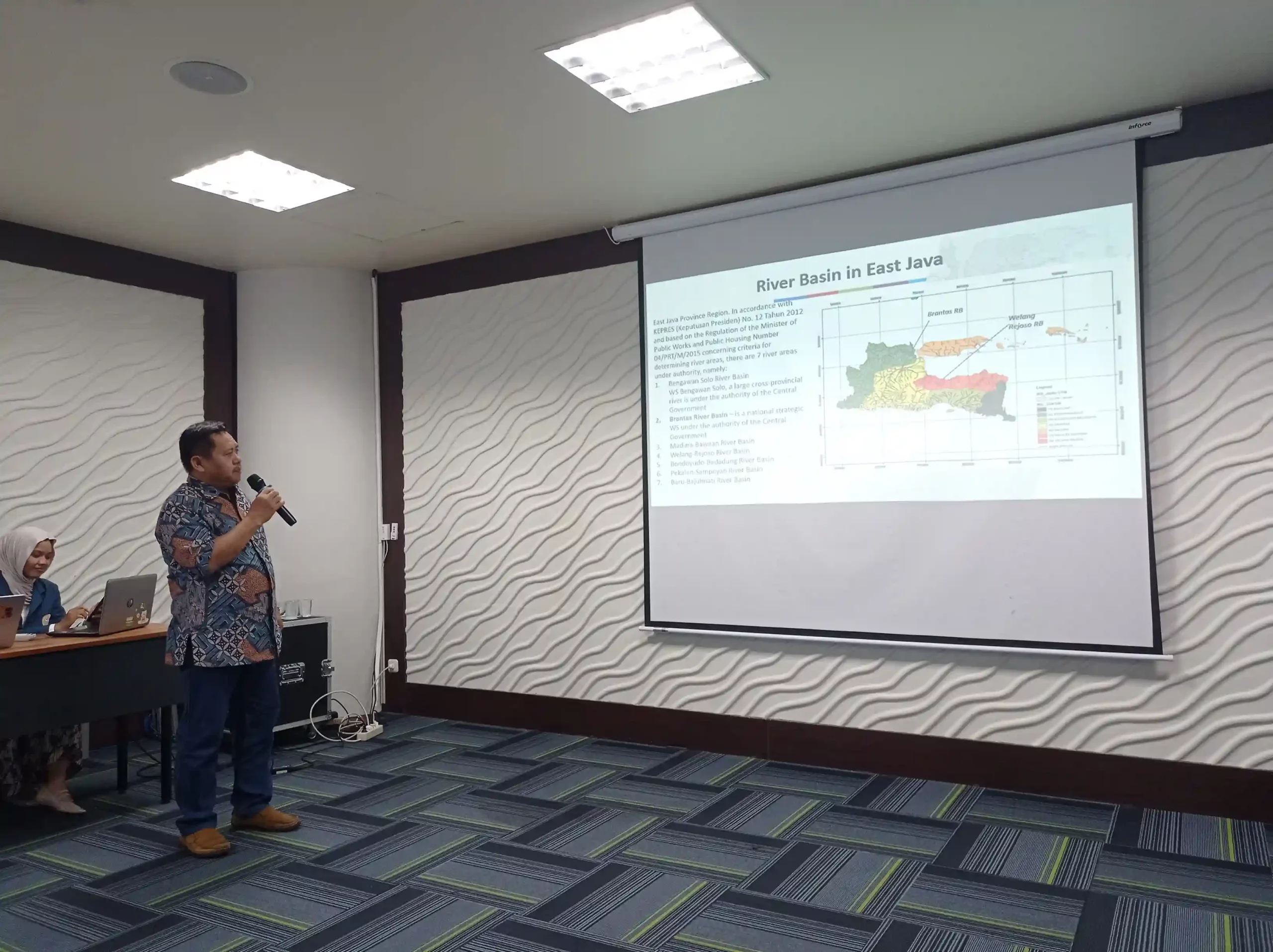 Dr. Ir. Runi Asmaranto ST MT IPM ASEAN Eng delivers a presentation on Integrated Watershed Management and Challenges in the Lower Brantas on Monday (11/24/2025) in the Dayak Room, ASEEC Tower, Dharmawangsa Campus-B. (Photo: By courtesy)