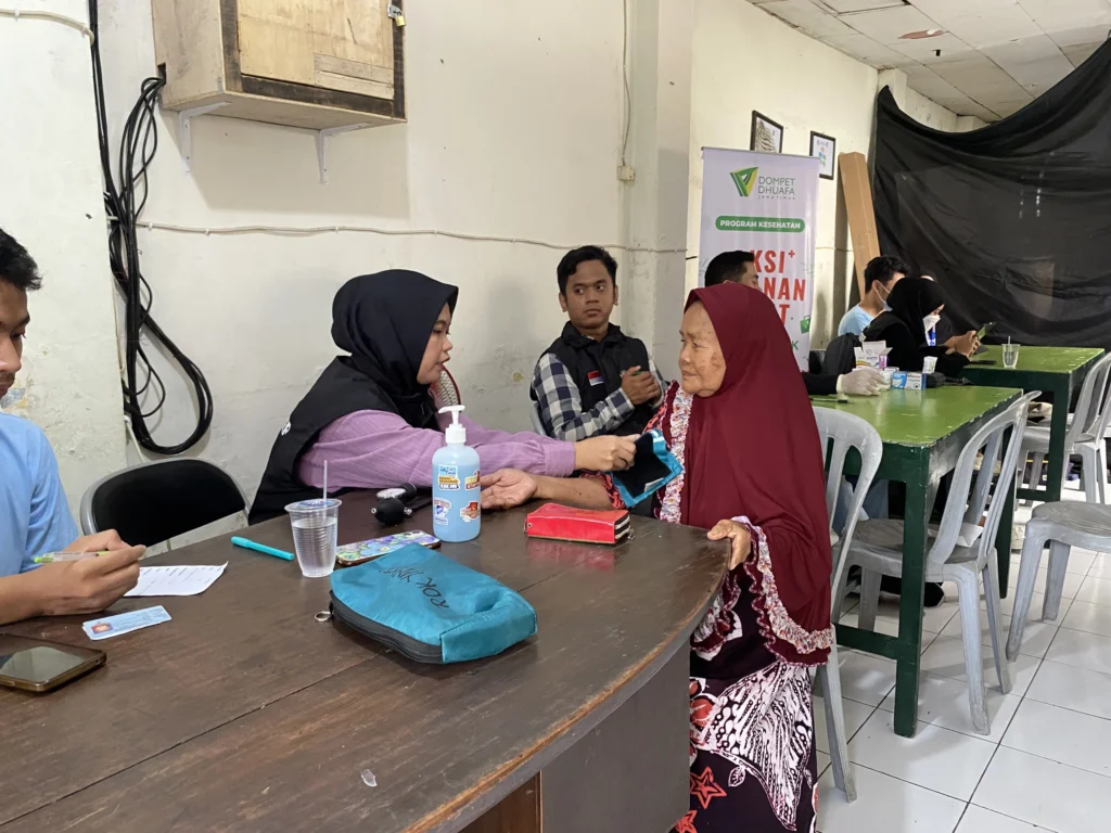 Potret Pemeriksaan Kesehatan Gratis bagi Warga Krembangan Utara. (Foto: Istimewa)