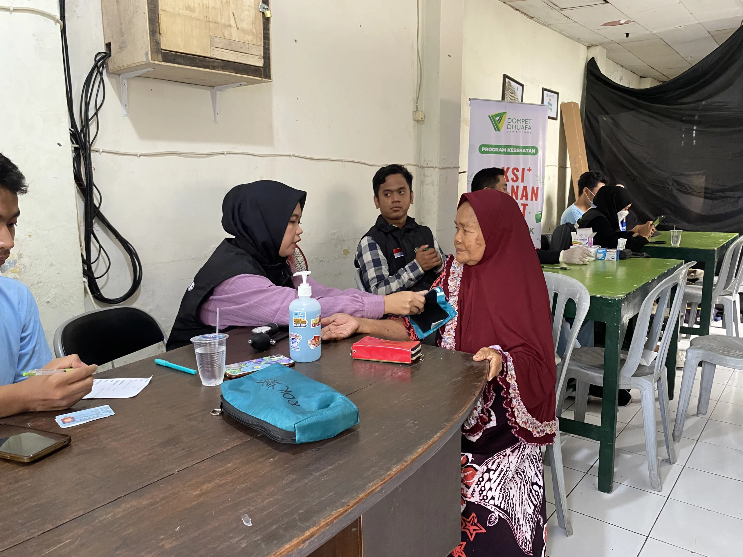 Potret Pemeriksaan Kesehatan Gratis bagi Warga Krembangan Utara. (Foto: Istimewa)