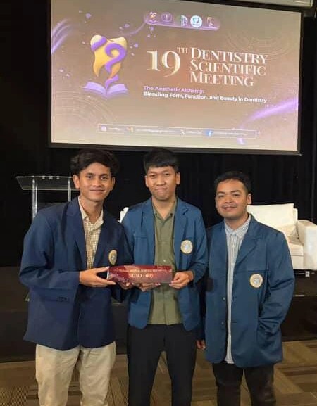 Hanif Azzikri Hidayatullah, Jeremy Matthew, dan Muhammad Zaidan Khalid Cahyadi saat menerima penghargaan juara 3 di NDSO 2025 (Foto: Narasumber)
