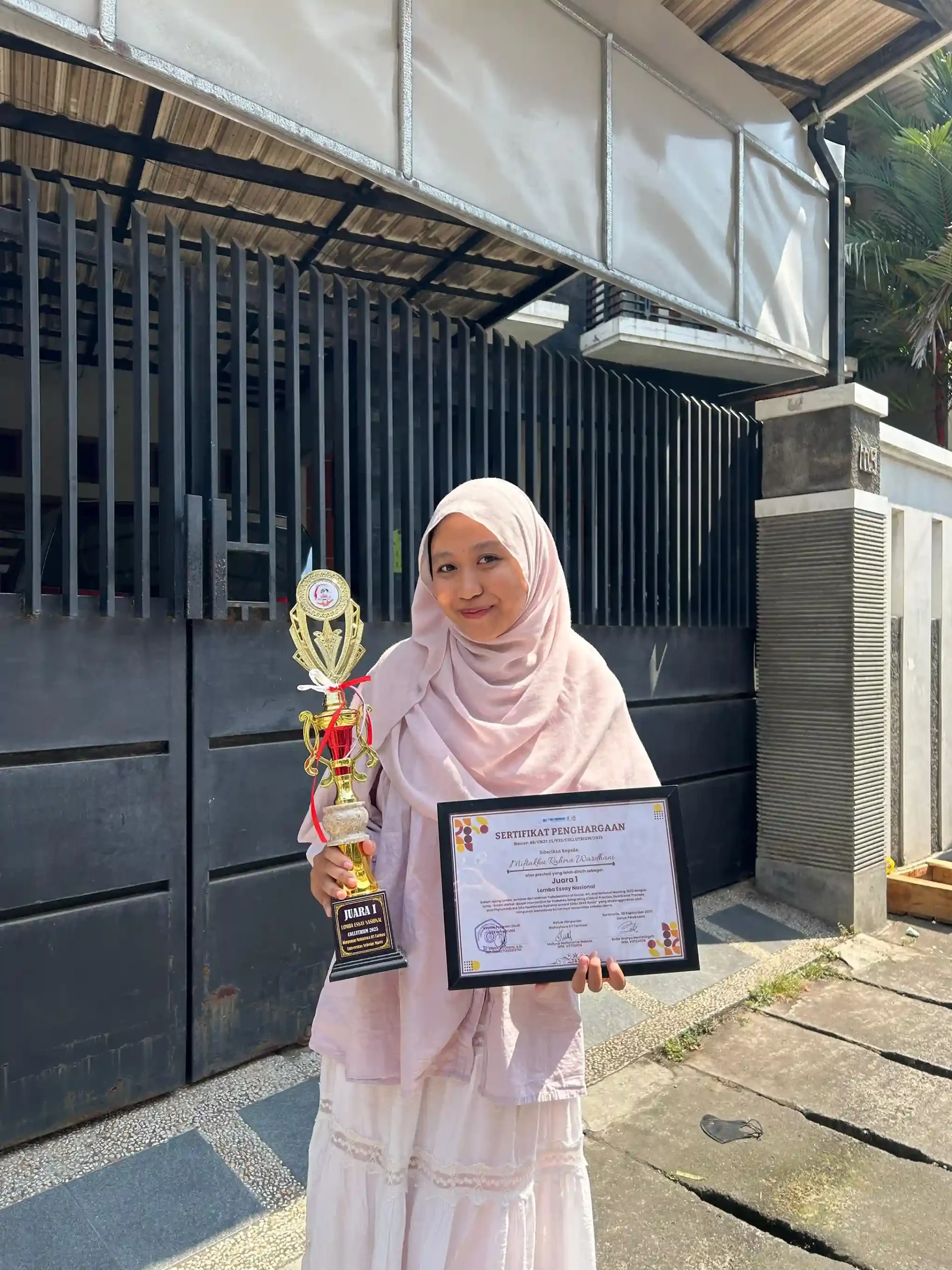 Miftakhu Rahma Wardhani menerima penghargaan Juara 1 Lomba Essay Nasional Collutrium 2025. (Foto: Narasumber)