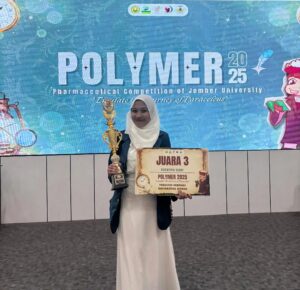Miftakhu Rahma Wardhani menerima penghargaan Juara 3 Lomba Scientific Essay Polymer – Pharmaceutical Competition of Jember 2025. (Foto: Narasumber)