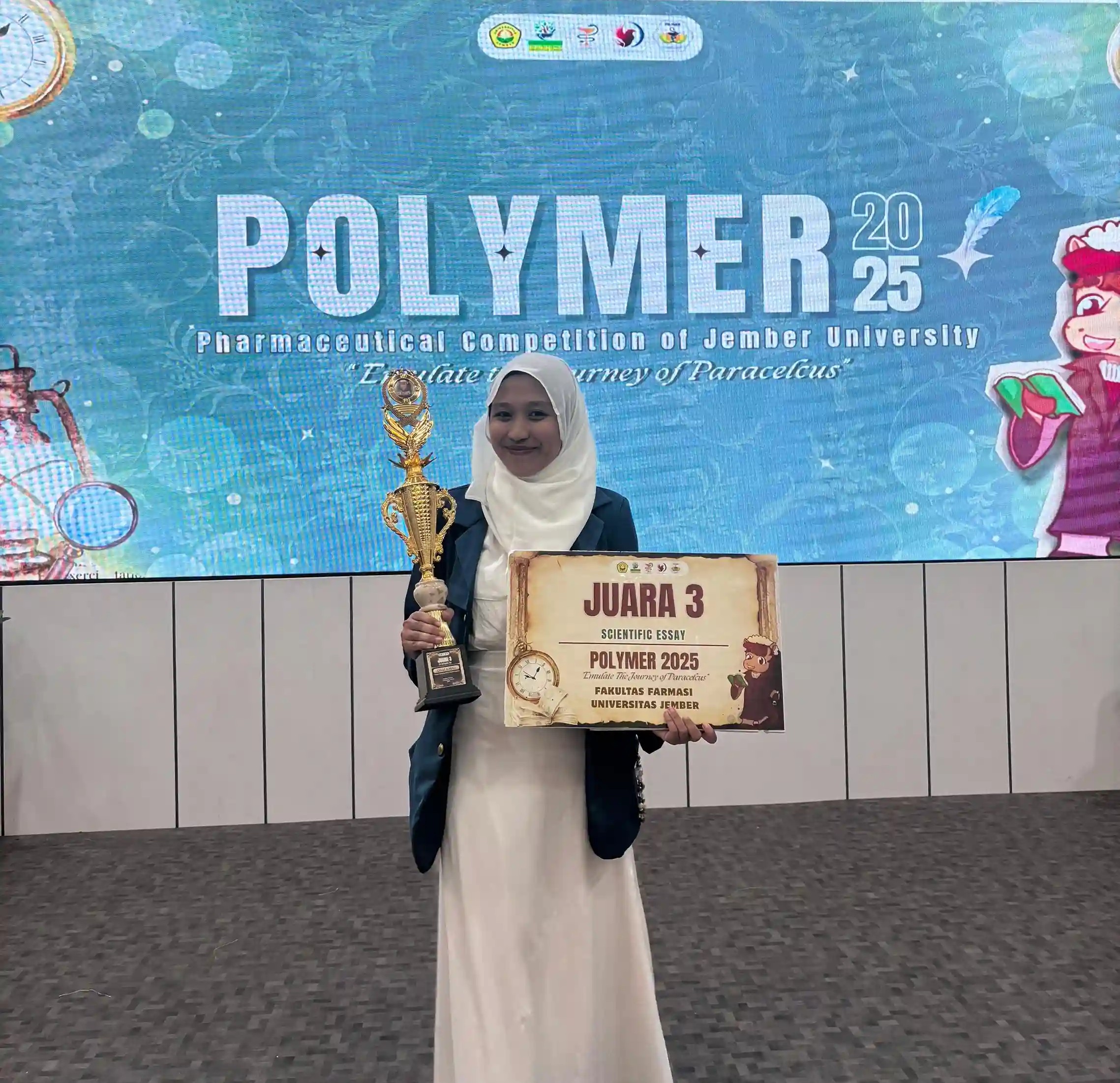 Miftakhu Rahma Wardhani menerima penghargaan Juara 3 Lomba Scientific Essay Polymer – Pharmaceutical Competition of Jember 2025. (Foto: Narasumber)