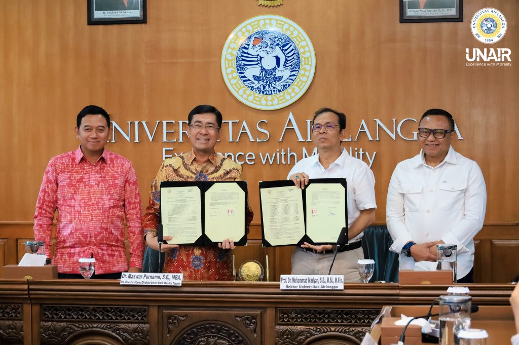 Penandatanganan MoU oleh Rektor Universitas Airlangga dan Plt Direktur Utama Bank Mandiri Taspen (Foto: PHMP UNAIR).
