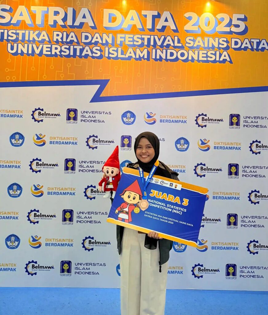Najwa Khoir Aldawiyah earned 3rd place in the 2025 Satria Data National Statistics Competition (NSC) held at the Islamic University of Indonesia in Yogyakarta on November 5, 2025. (Photo: Personal Documentation)