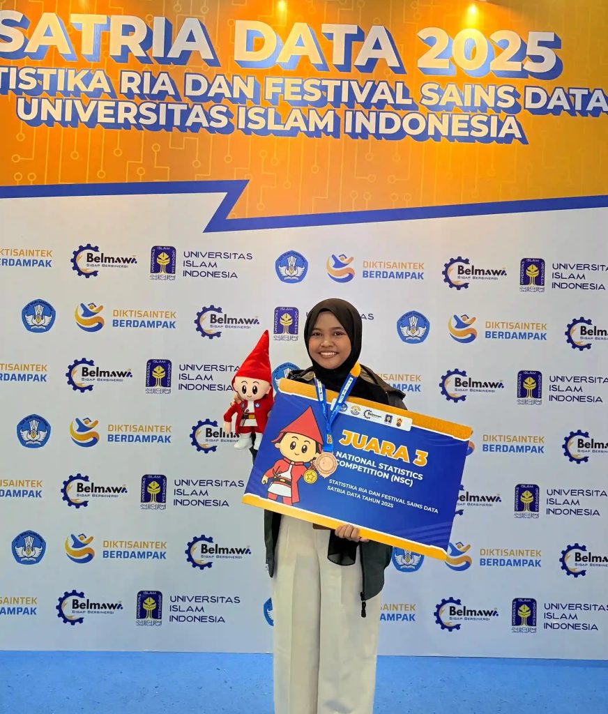 Najwa Khoir Aldawiyah earned 3rd place in the 2025 Satria Data National Statistics Competition (NSC) held at the Islamic University of Indonesia in Yogyakarta on November 5, 2025. (Photo: Personal Documentation)