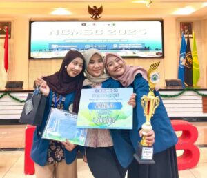 Nur Arini Al Fisyah, Qonita Rizka Assavina Putri Ardiansyah, dan Salwa Fatharani Azhima berfoto bersama setelah meraih Juara 3 di NCMSC 2025 (foto : Narasumber)