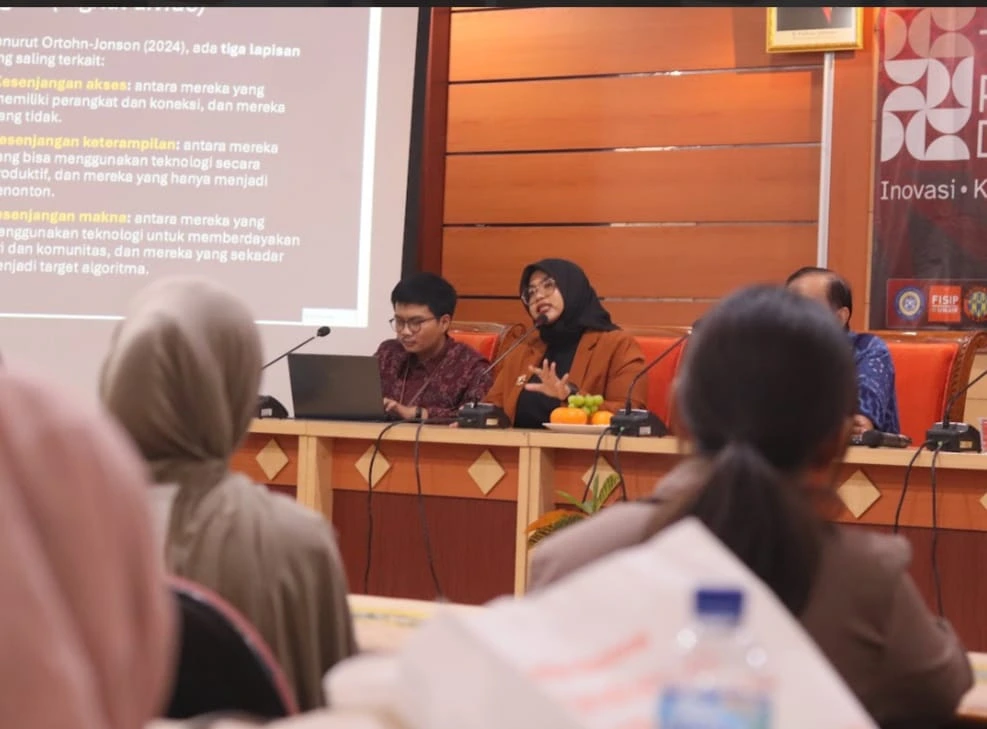 Nur Syamsiyah delivering her presentation during the national seminar held in the FISIP auditorium (Photo: Committee)