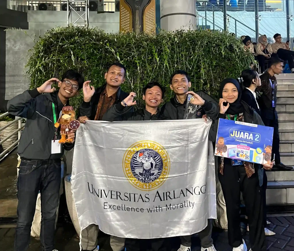 Pandika Ardi bersama tim GC Gamingstore menerima penghargaan Juara 2 Bidang Bisnis dan Digital Tahapan Bertumbuh KMI Expo 2025. (Foto: Dok. Pribadi)