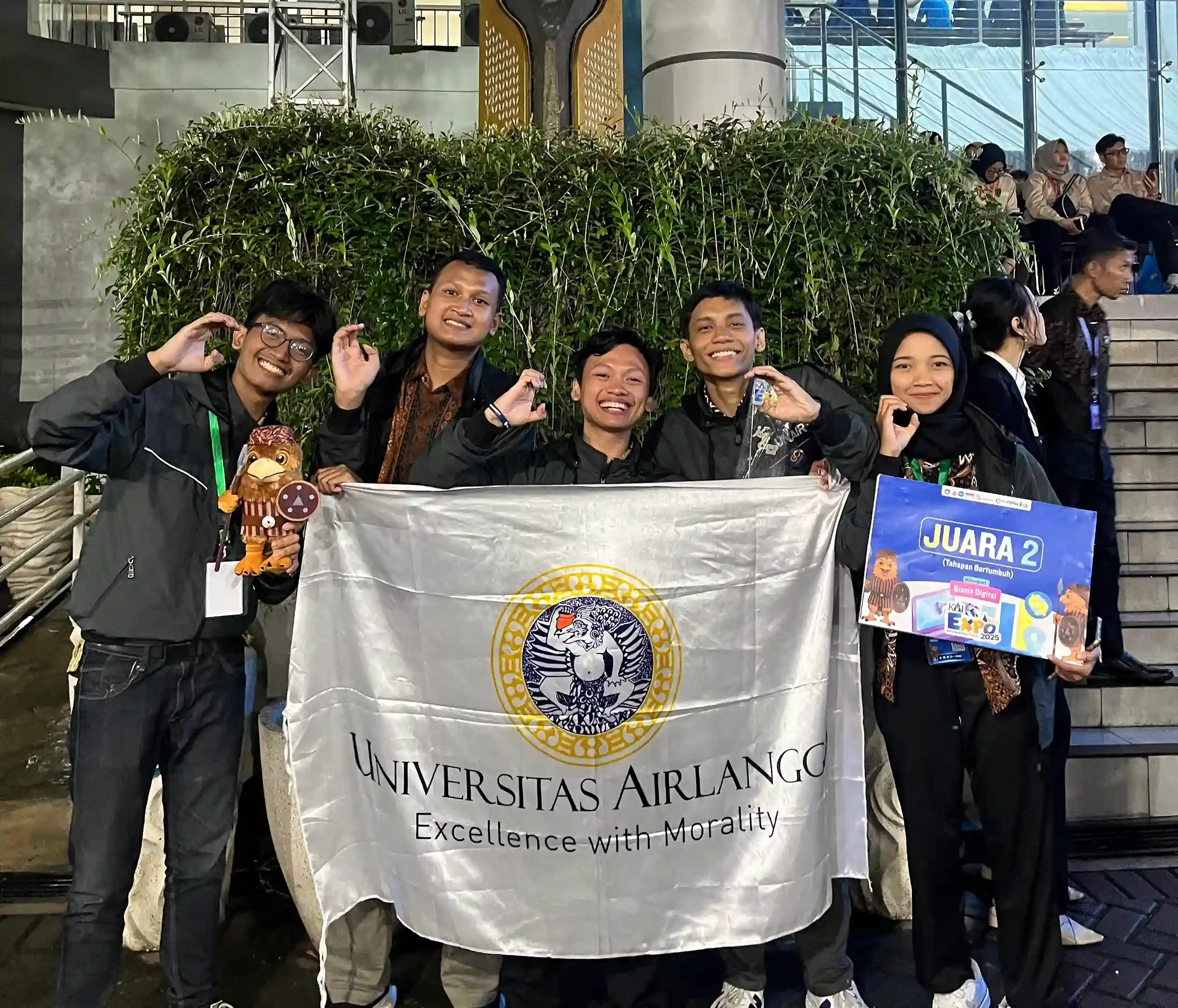 Pandika Ardi bersama tim GC Gamingstore menerima penghargaan Juara 2 Bidang Bisnis dan Digital Tahapan Bertumbuh KMI Expo 2025. (Foto: Dok. Pribadi)