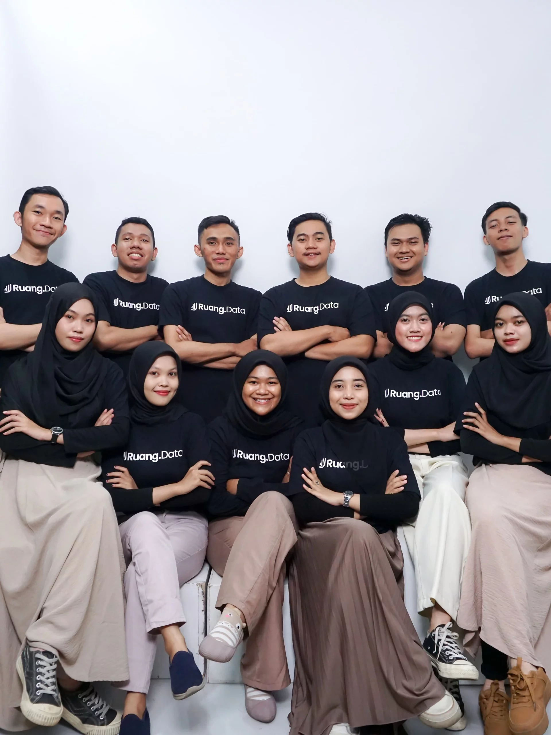 Moch Firmansyah S.Stat (top row, third from right), Founder and CEO of Ruang Data Indonesia, and Hadi Prayogi S.Stat (top row, third from left), Co-founder of Ruang Data Indonesia (Photo: By courtesy).