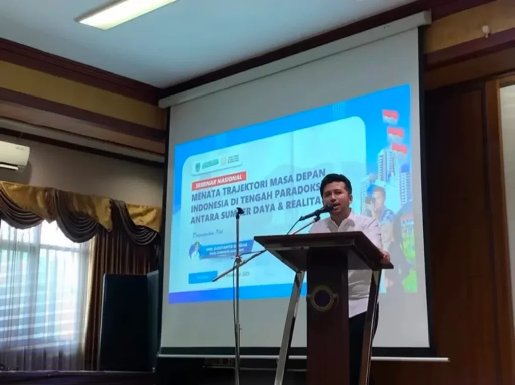 Dr Emil Elestianto Dardak, BBus MSc PhD, delivers his presentation at the National Seminar hosted by BEM FISIP (24/11/2025). (Photo: By courtesy)