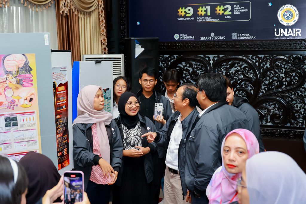 Rektor dan Sekretaris UNAIR saat meninjau poster kontingen UNAIR yang akan berlaga di PIMNAS 