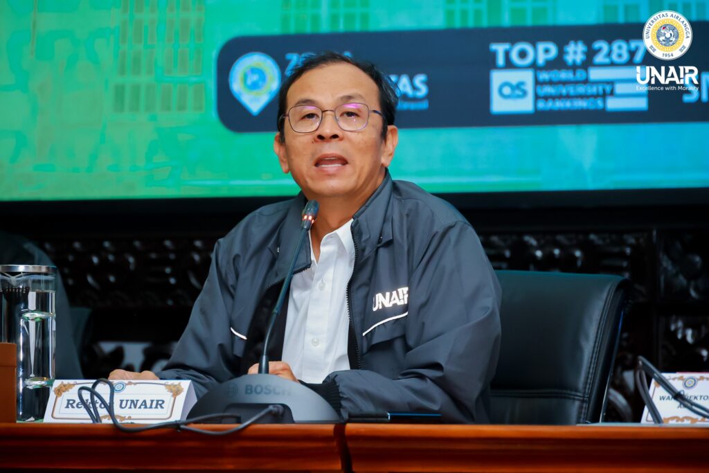 UNAIR Rector Prof. Dr. Muhammad Madyan, SE, MSi, MFin speaks during the send-off ceremony for the PIMNAS and KMI Expo delegations, Friday (Nov. 14, 2025). (Photo: UNAIR Public Relations)