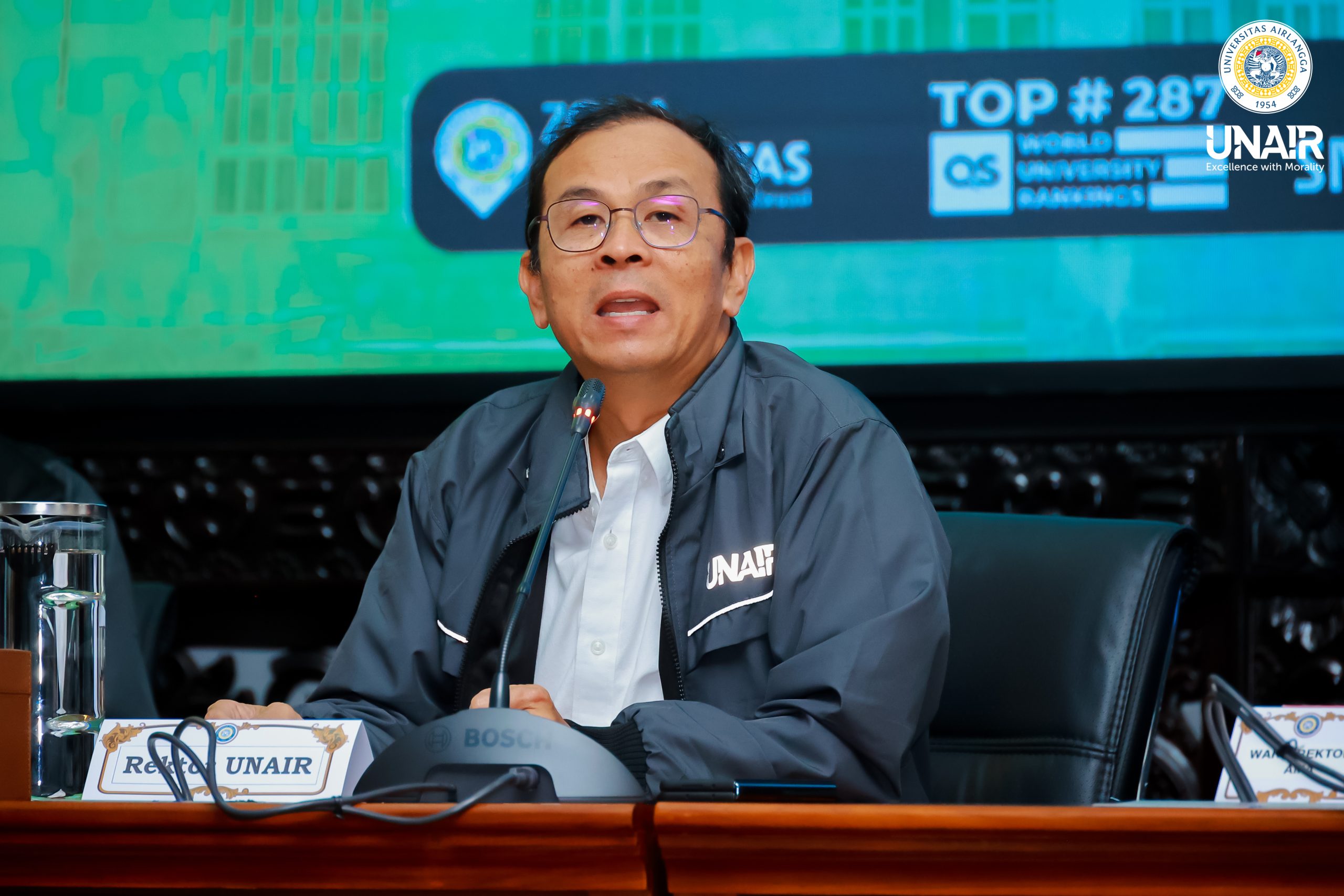 UNAIR Rector Prof. Dr. Muhammad Madyan, SE, MSi, MFin speaks during the send-off ceremony for the PIMNAS and KMI Expo delegations, Friday (Nov. 14, 2025). (Photo: UNAIR Public Relations)