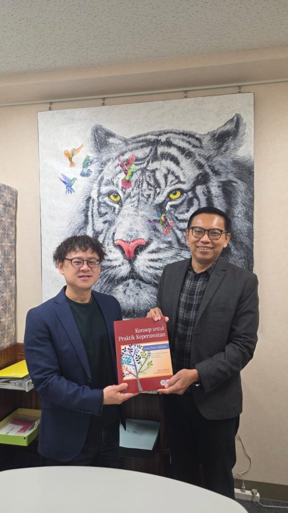 Prof Ferry Efendi  with Prof Hikaru Honda, recognized expert in Community Nursing at SCU (Photo: Source)