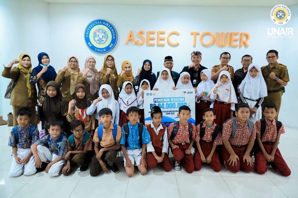 A group photo was taken with Dr. Eko Supeno, drs., M.Si., alongside students and teacher representatives who received scholarships from UNAIR on Tuesday (18/11/2025).