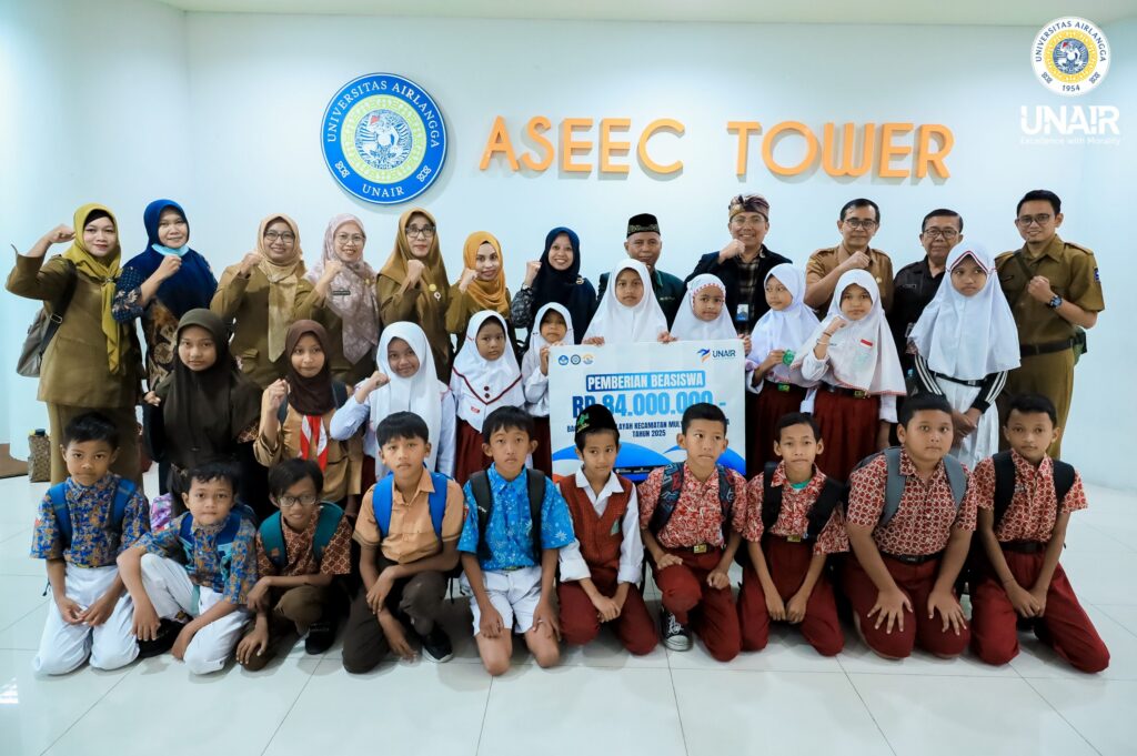 Sesi foto bersama Dr Eko Supeno drs M Si bersama siswa dan perwakilan guru penerima beasiswa UNAIR, selasa (18/11/2025) (Foto: PHMP UNAIR)