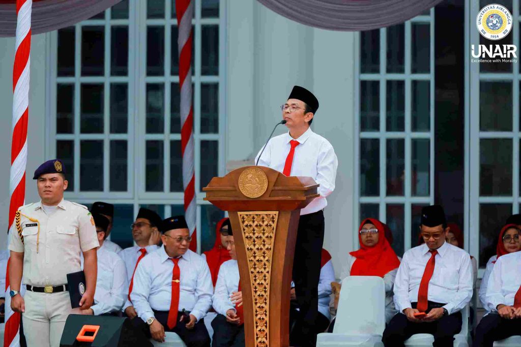 Rektor UNAIR Prof Dr Muhammad Madyan SE MSi MFin menyampaikan amanat dalam upacara peringatan Hari Pahlawan, Senin (10/11/2025)