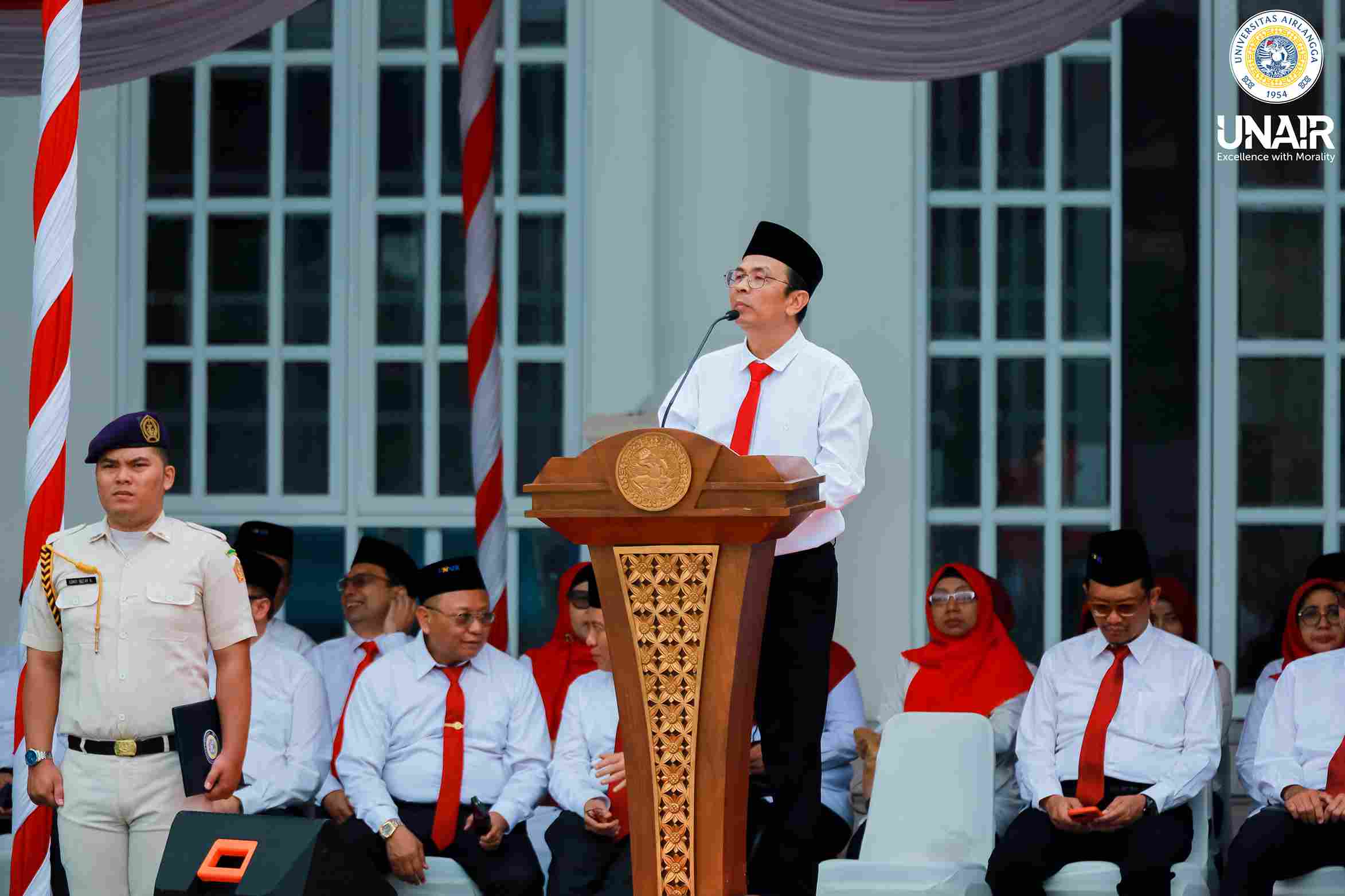 UNAIR Rector Prof. Dr. Muhammad Madyan, S.E., M.Si., M.Fin., delivers remarks during the Heroes’ Day ceremony on Monday (Nov. 10, 2025). (Photo: UNAIR Public Relations)
