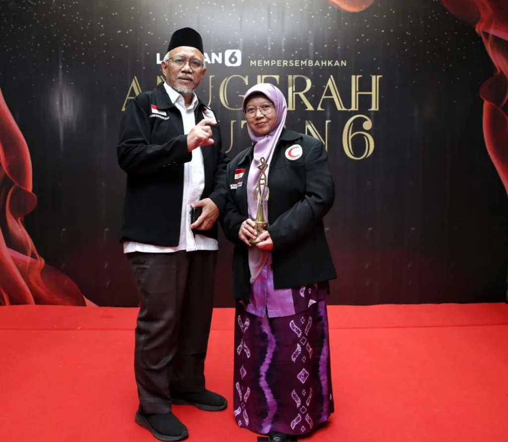 dr Prita Kusumaningsih, SpOG, with her husband (right), Prof Dr Basuki Supartono, SpOT, also a UNAIR alumnus. (Photo: By courtesy)
