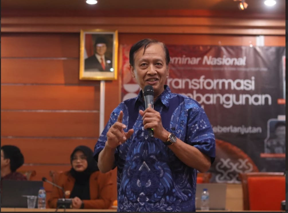 Prof Dr Drs Henri Subiakto SH MSi dalam sesi pemaparan materi dalam Seminar Nasional FISIP (Foto: Panitia)