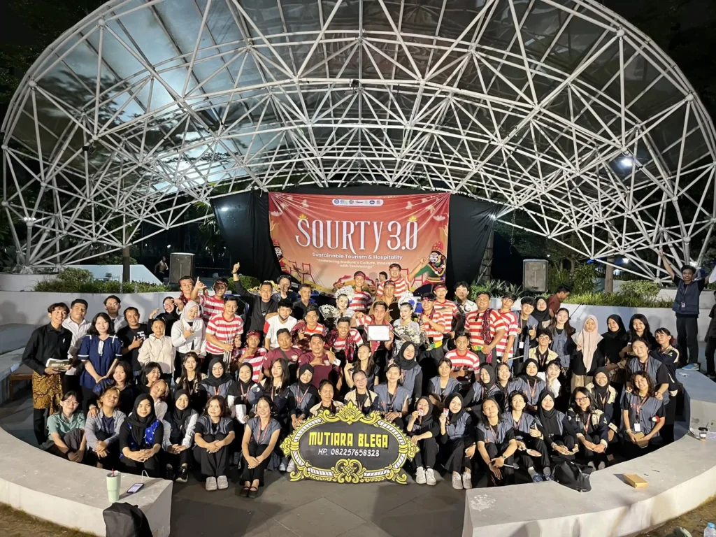 A group photo with representatives of Daul Mutiara Blega, Bangkalan, Madura at the Amphitheater of UNAIR Dharmawangsa-B Campus. (Photo: By courtesy)