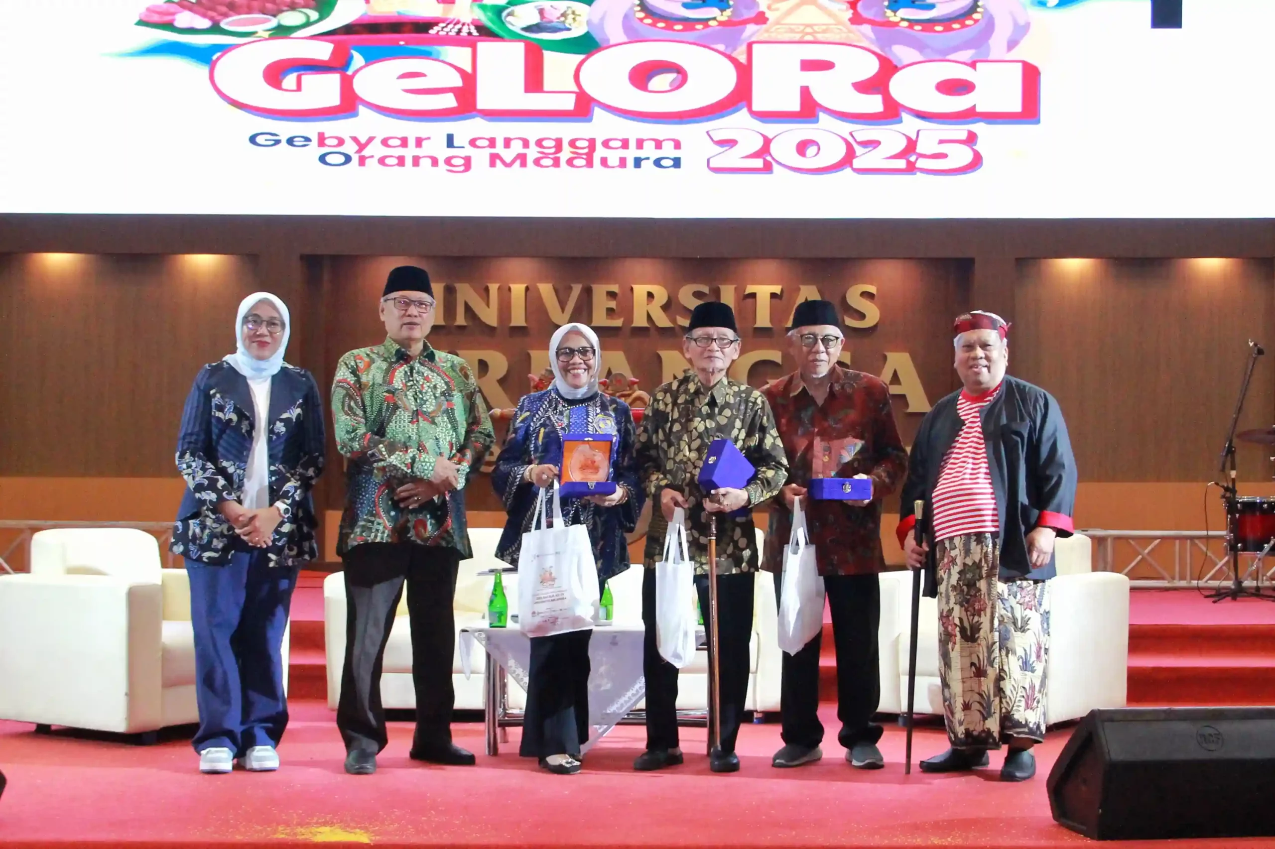 Berurutan tiga dari kiri, Prof Dr Siti Marwiyah SH MH, KH D Zawawi, dan Dr Edy Yuwono Slamet MA dalam diskusi kebudayaan Madura pada GELORA 2025
