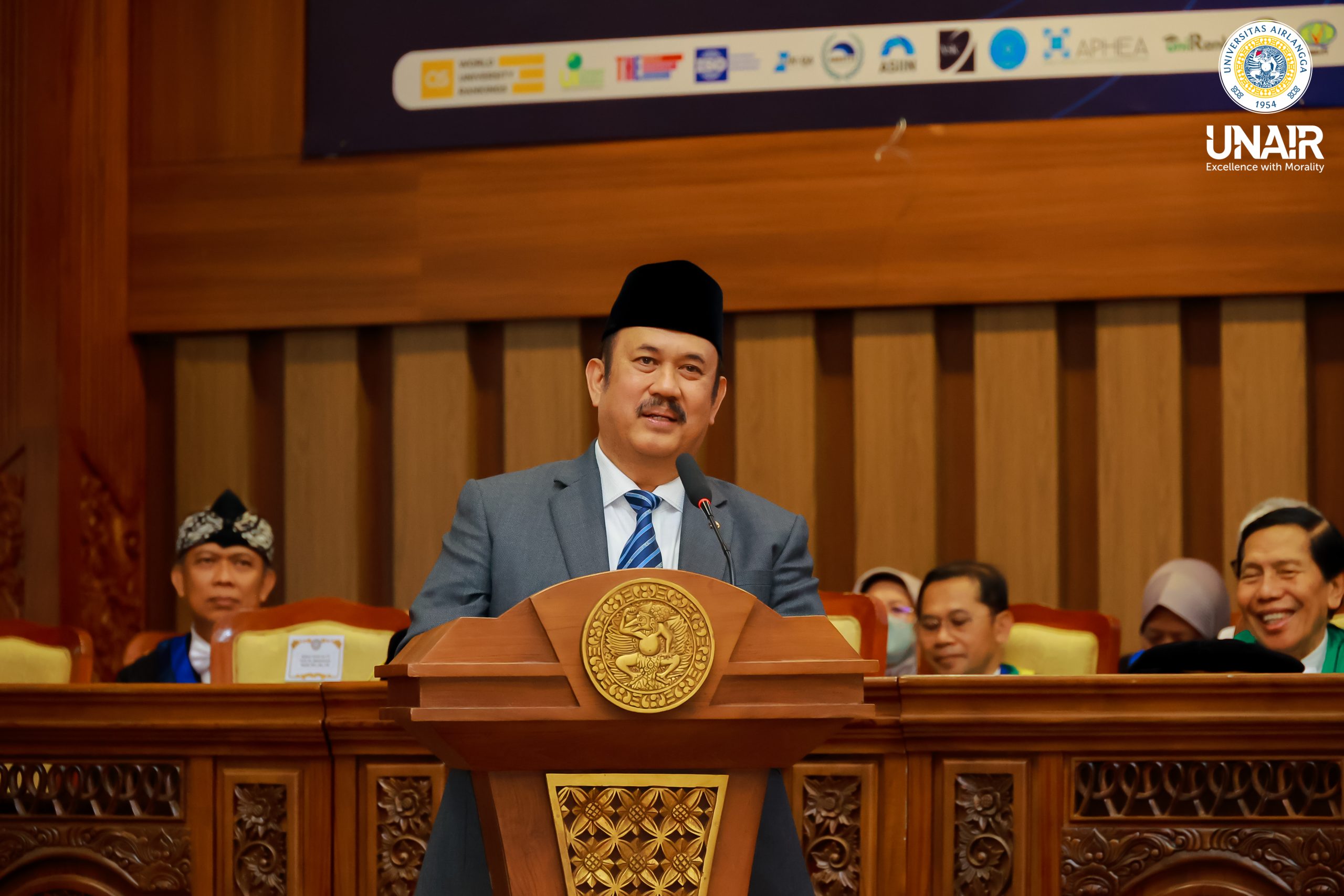 Prof Dr Ir Rachmat Pambudy MS, Menteri Perencanaan Pembangunan Nasional (PPN) sekaligus Kepala Bappenas saat menyampaikan orasi ilmiah pada Sidang Dies Natalis UNAIR ke-71. (Foto: HUMAS UNAIR)