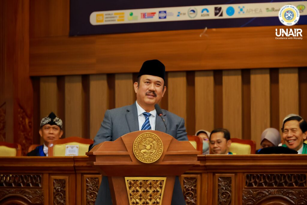 Prof. Dr. Ir. Rachmat Pambudy, M.S., Minister of National Development Planning (PPN) and Head of Bappenas, delivers a scientific oration during Universitas Airlangga’s 71st Anniversary Ceremony. (Photo: UNAIR Public Relations)