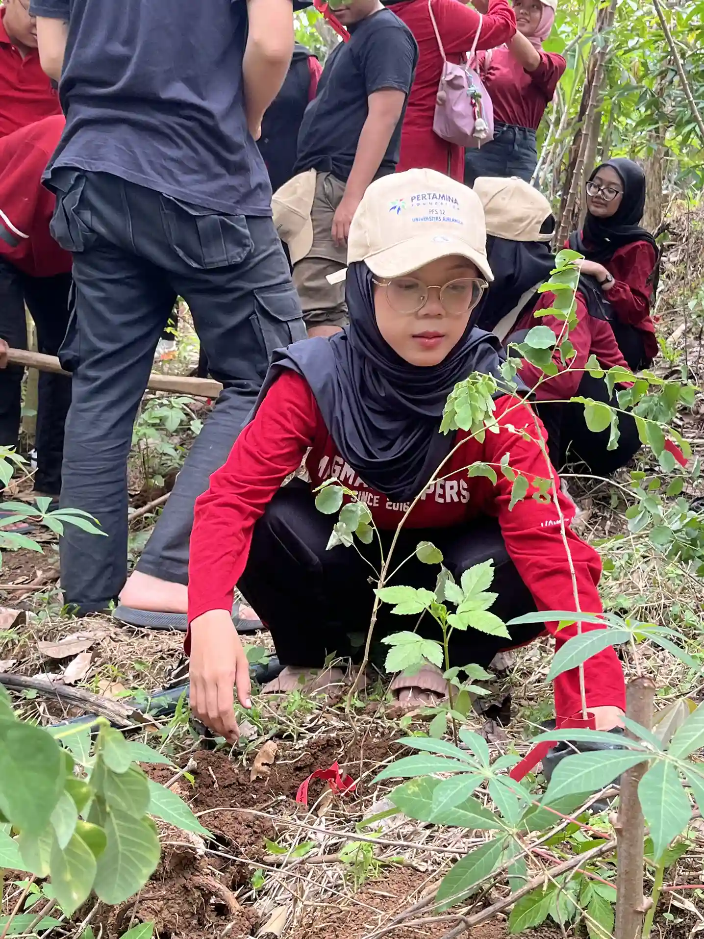 Sosok Nita saat menanam bibit pohon dalam kegiatan Sobat Bumi UNAIR “Bumiku Asri, Pangan Berdikari.” (Foto: Narasumber)