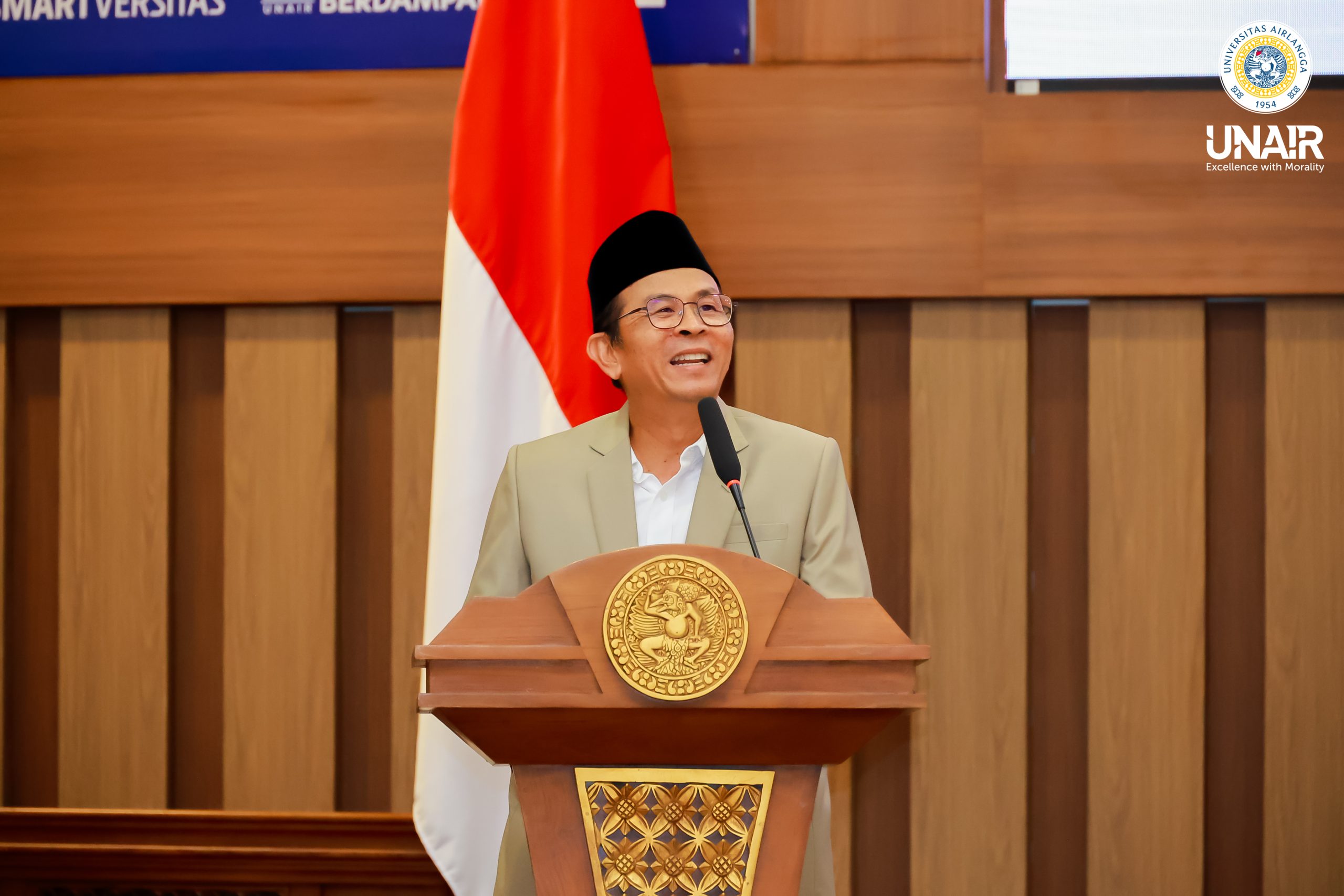 Rektor UNAIR Prof Dr Muhammad Madyan SE MSi MFin saat memberikan sambutan dalam kuliah umum bersama Menteri PU RI