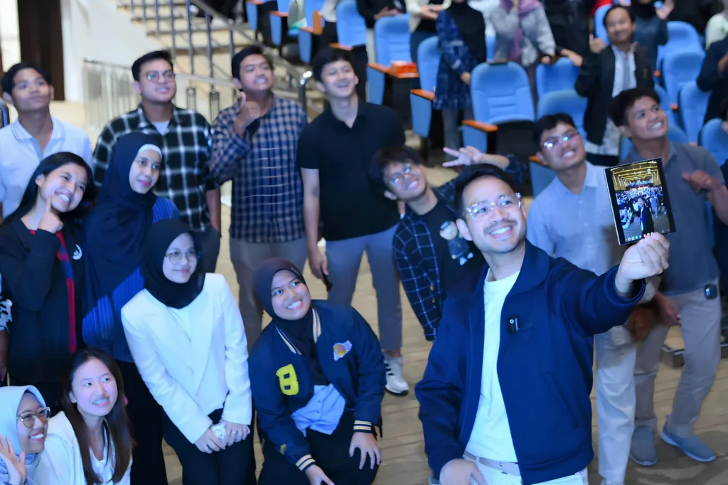Swafoto Jovial da Lopez bersama para peserta dalam acara Galaxy Campus pada Kamis (20/11/2025) di Auditorium Ternate, ASEEC Tower, UNAIR (Foto: Istimewa)