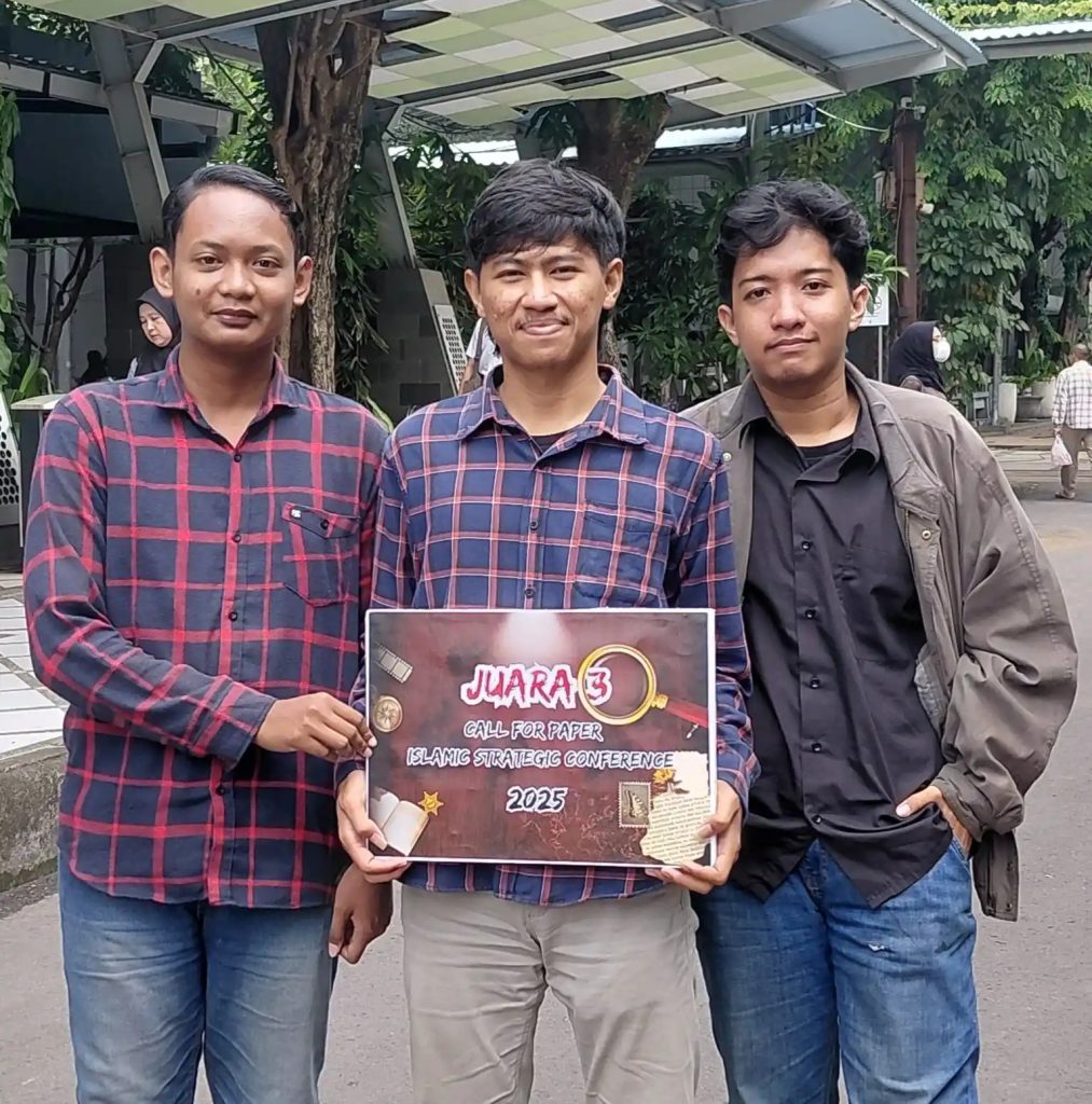 Tim Mahasiswa Ilmu Sejarah UNAIR saat menerima penghargaan Juara 3 Lomba Esai Islamic Strategic Conference 2025. (Foto: Narasumber)