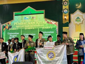 Kontingen UNAIR berfoto bersama pada ajang MTQMN XVIII 2025 di Universitas Lambung Mangkurat. (Foto: Narasumber)