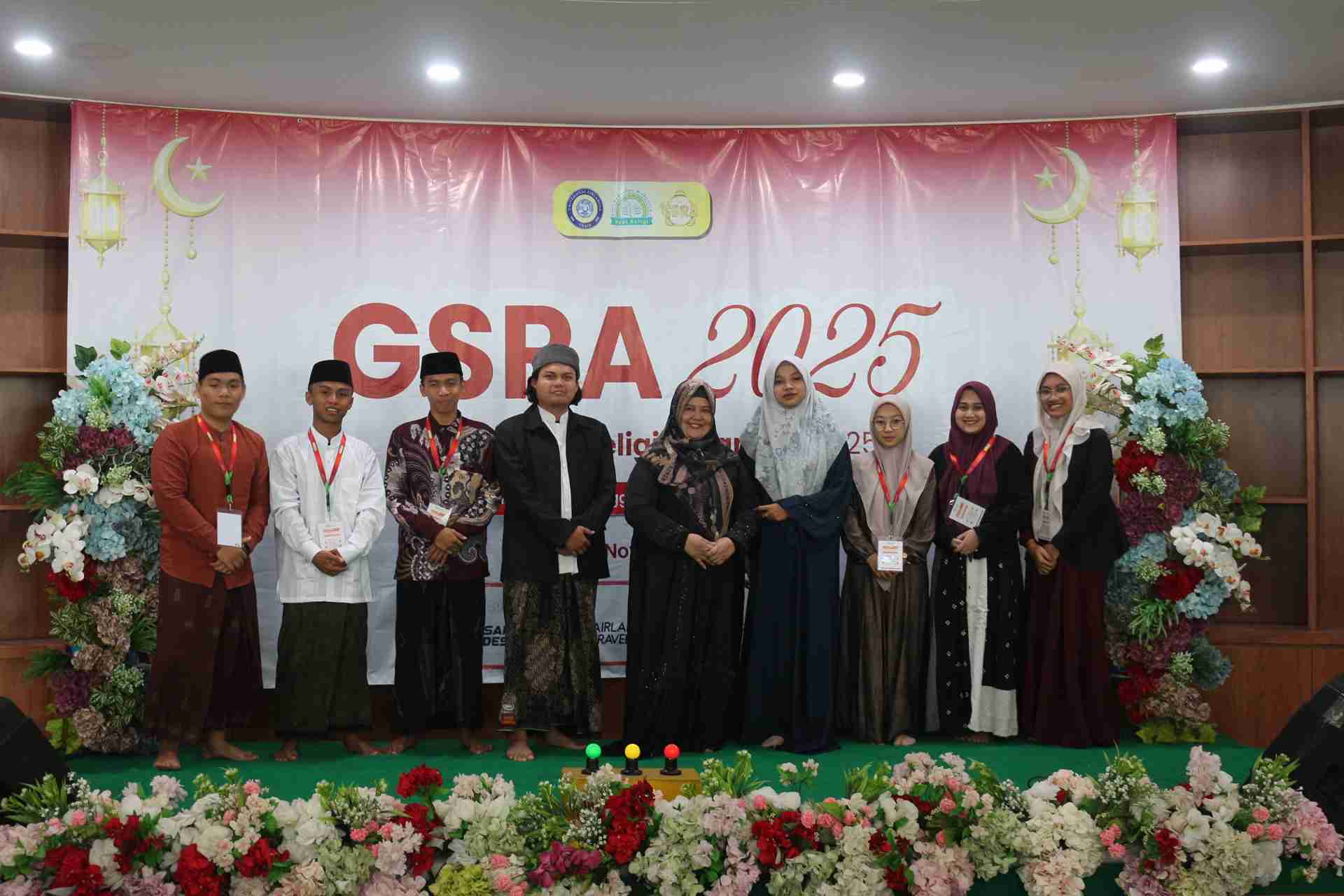 Peserta finalis dan juri GSRA di Masjid Nuruzzaman berfoto bersama