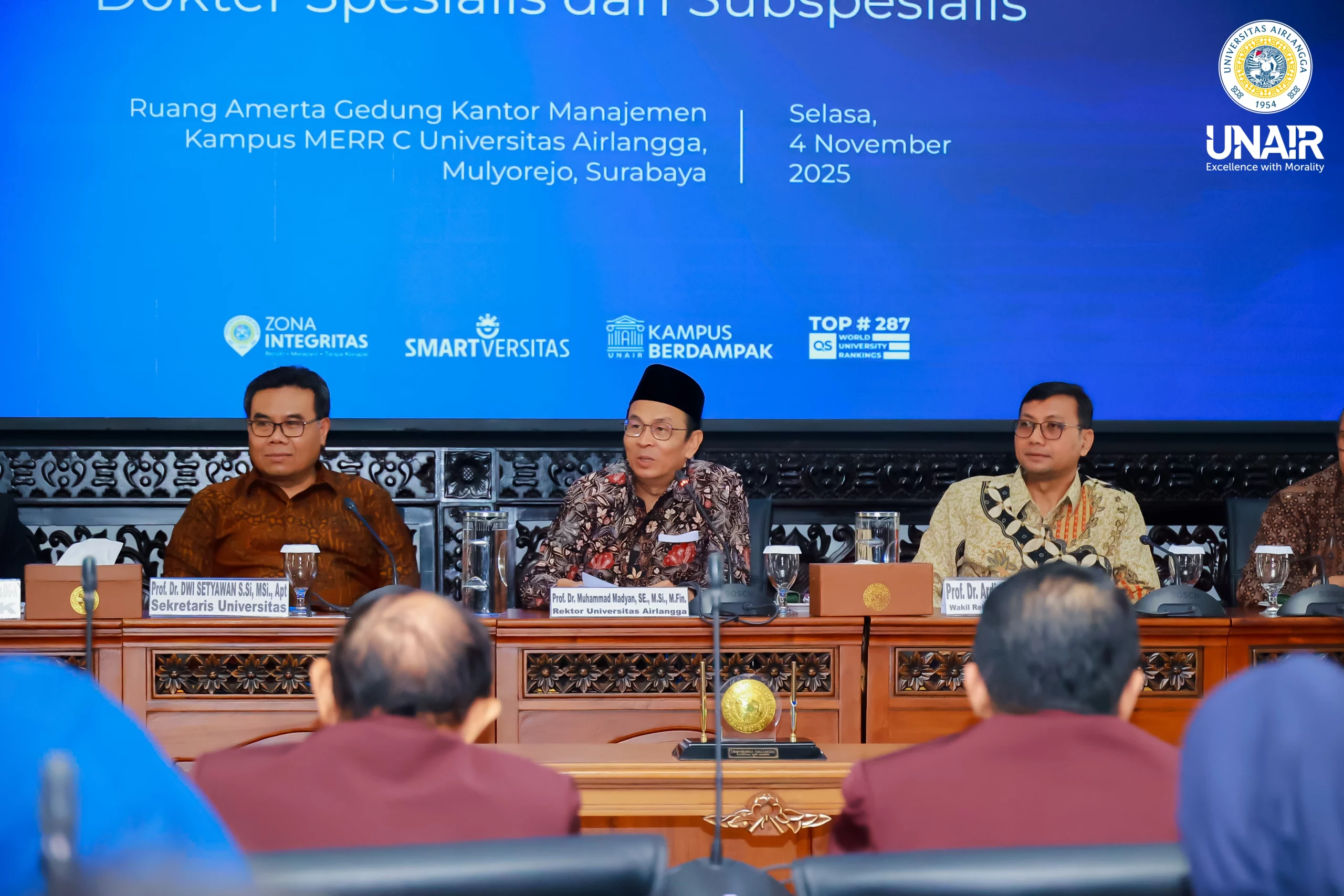 Sekretaris UNAIR Prof Dr Dwi Setyawan SSi MSi Apt, Rektor UNAIR Prof Dr Muhammad Madyan SE MSi MFin, dan Wakil Rektor Bidang Sumber Daya Prof Dr Ardianto SE Ak MSi