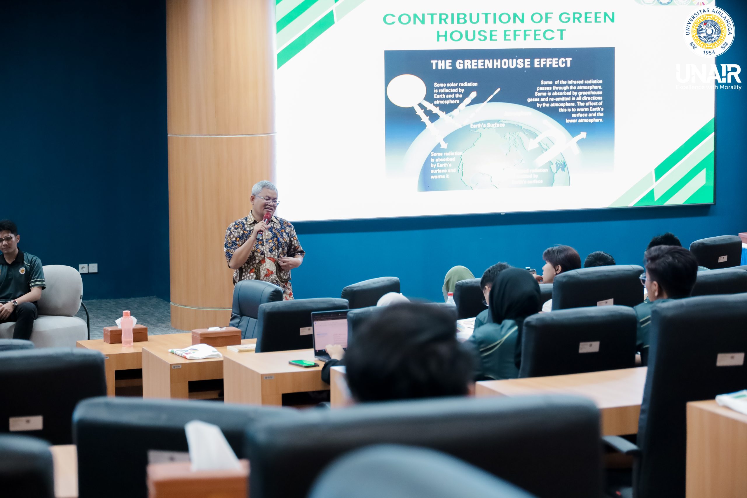 Dr. Eko Prasetyo Kuncoro, S.T., D.E.A., during his session (Photo: UNAIR Public Relations)