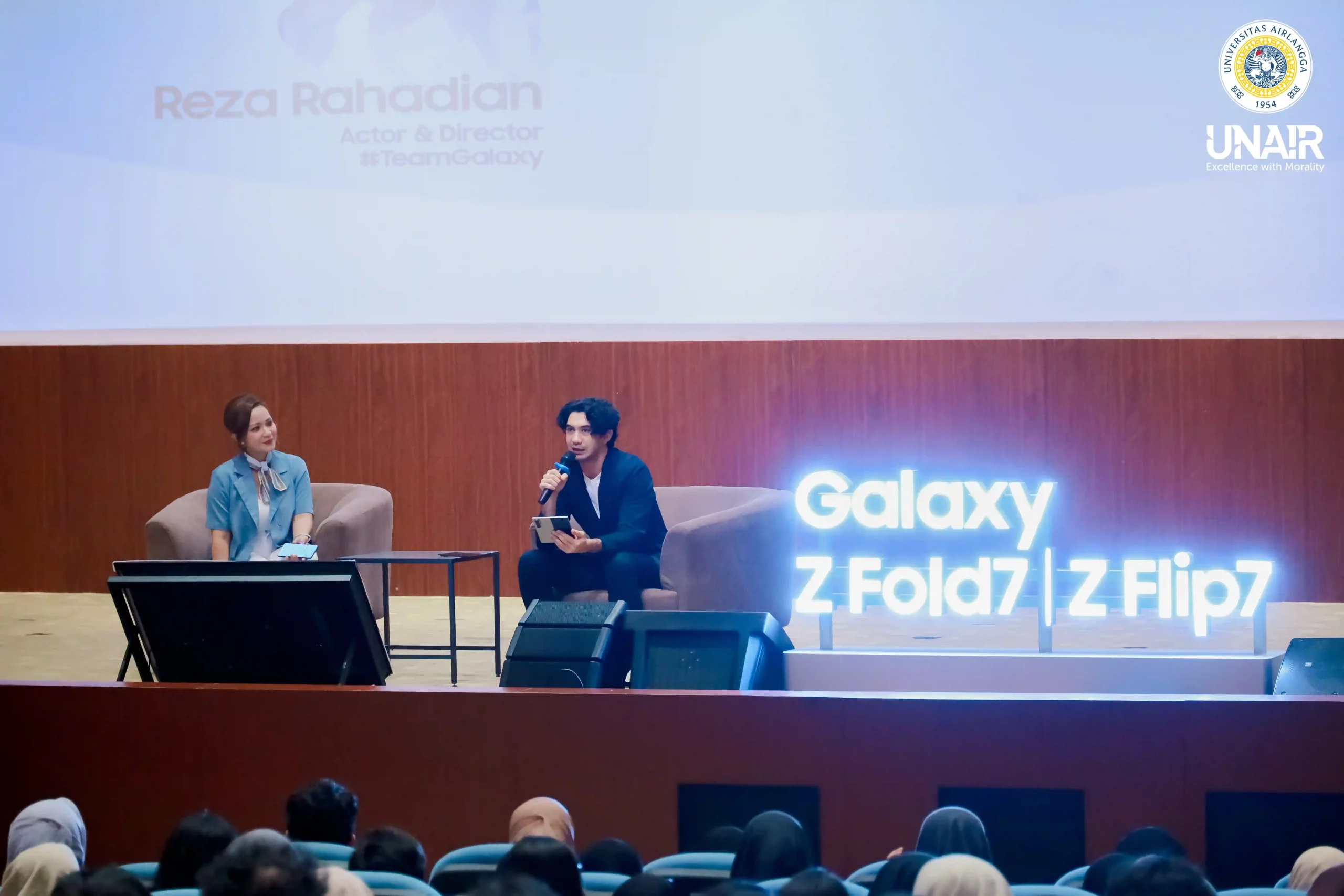 Reza Rahadian dalam acara Galaxy Campus pada Jumat (21/11/2025) di Auditorium Ternate, ASEEC Tower, UNAIR