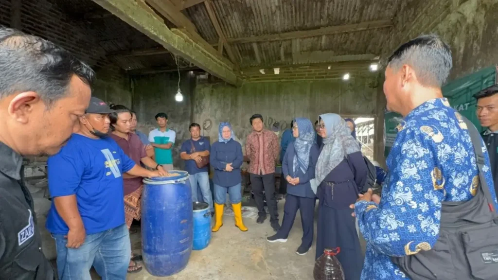 Enthusiasm filled Kebonsari Village during a community outreach initiative under the Innovative Technology Transformation Program (PTTI), held on Monday (17/11/2025). The activity was led by Dr. Emy Koestanti Sabdoningrum, drh., M.Kes.