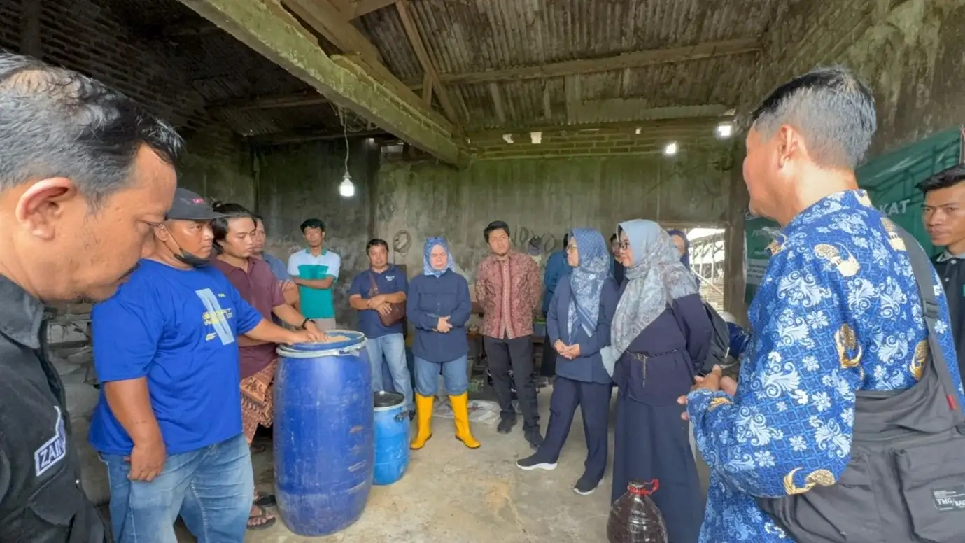 Enthusiasm filled Kebonsari Village during a community outreach initiative under the Innovative Technology Transformation Program (PTTI), held on Monday (17/11/2025). The activity was led by Dr. Emy Koestanti Sabdoningrum, drh., M.Kes.