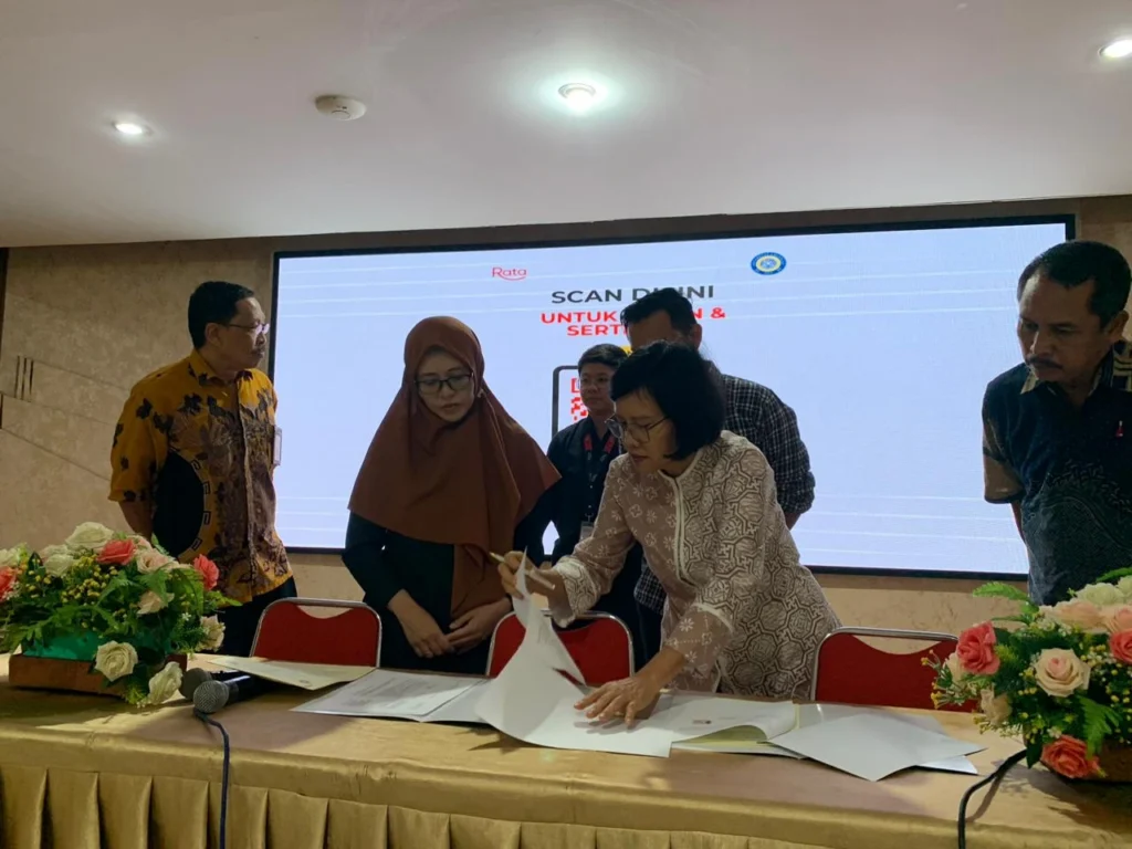 The Dental Health Technology (TKG) Study Program at the Faculty of Vocational Studies, Universitas Airlangga (UNAIR), held a guest lecture and company introduction session in partnership with Rata Dental. The event took place on Monday (17/11/2025). (Photo: By courtesy)
