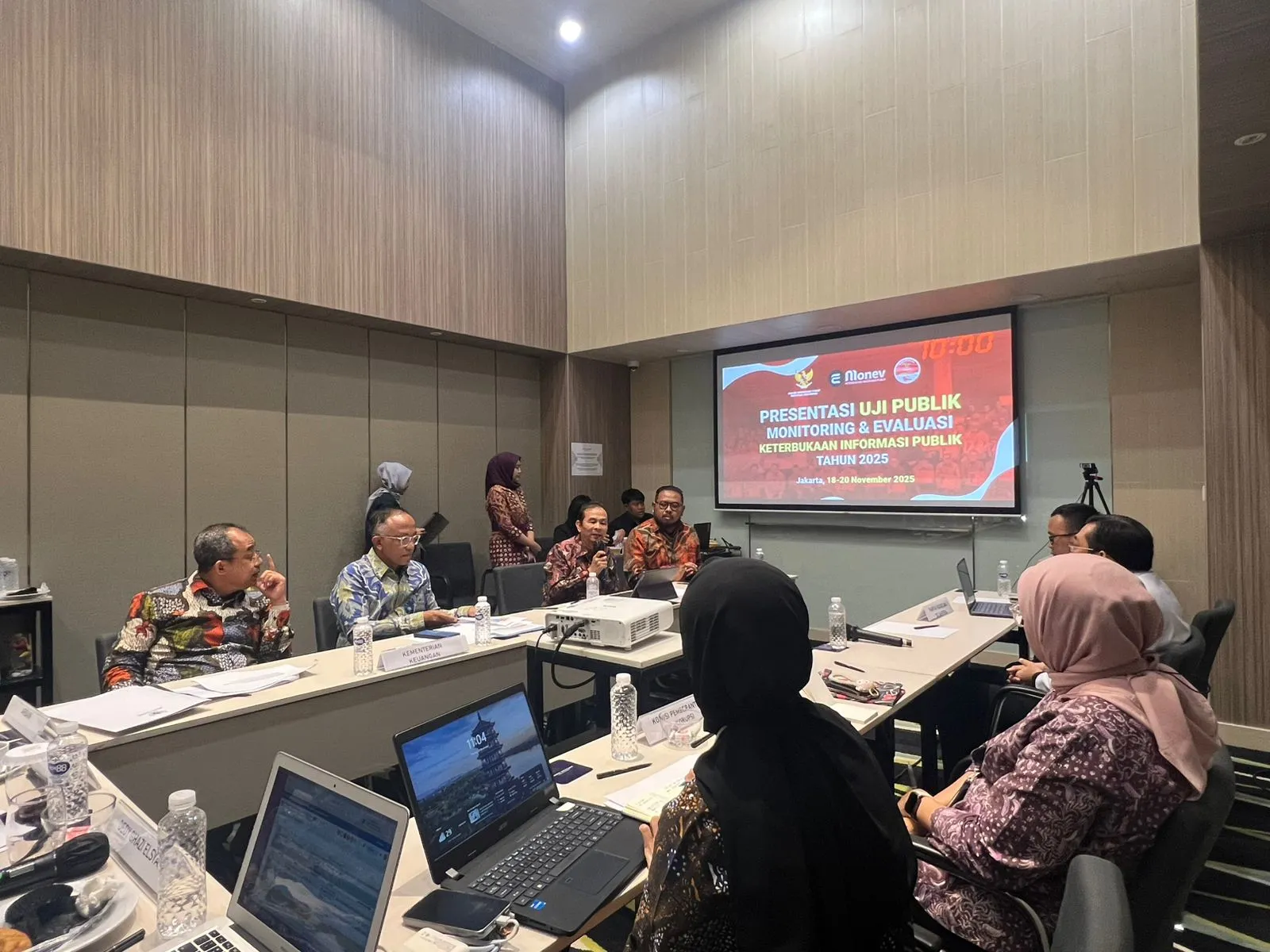 The Rector of UNAIR delivers a presentation during the Public Information Disclosure (KIP) Review. (Photo: By courtesy)