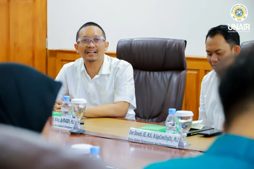 Vice Rector for Research, Innovation, and Community Development (RICD), Prof Miftahussurur, dr., M.Kes., SpPD-KGEH, Ph.D. delivers remarks during Universitas Muhammadiyah Yogyakarta’s benchmarking visit on Friday (Nov. 21, 2025). (Photo: UNAIR Public Relations)(Foto: Humas UNAIR)