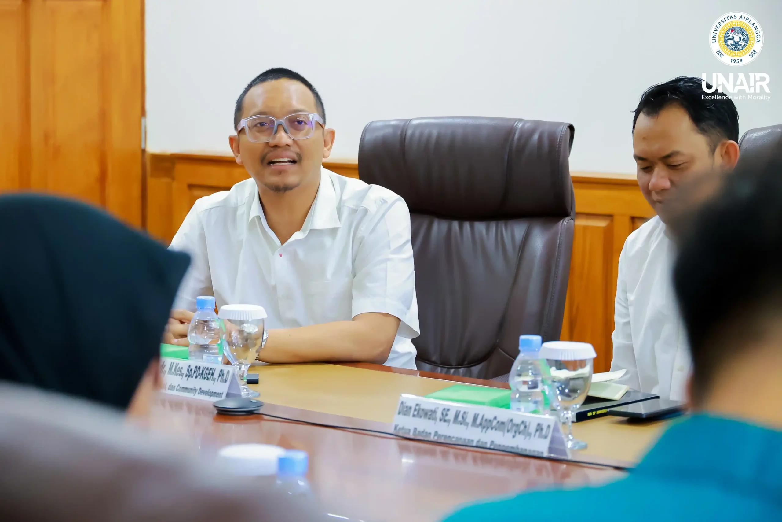 Vice Rector for Research, Innovation, and Community Development (RICD), Prof Miftahussurur, dr., M.Kes., SpPD-KGEH, Ph.D. delivers remarks during Universitas Muhammadiyah Yogyakarta’s benchmarking visit on Friday (Nov. 21, 2025). (Photo: UNAIR Public Relations)(Foto: Humas UNAIR)