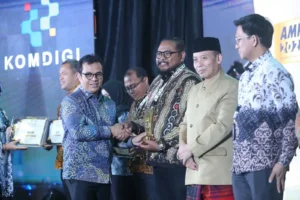 Head of UNAIR’s PHPM, Dr. Pulung Siswantara, receiving the AMH award trophy (Photo: UNAIR Public Relations)