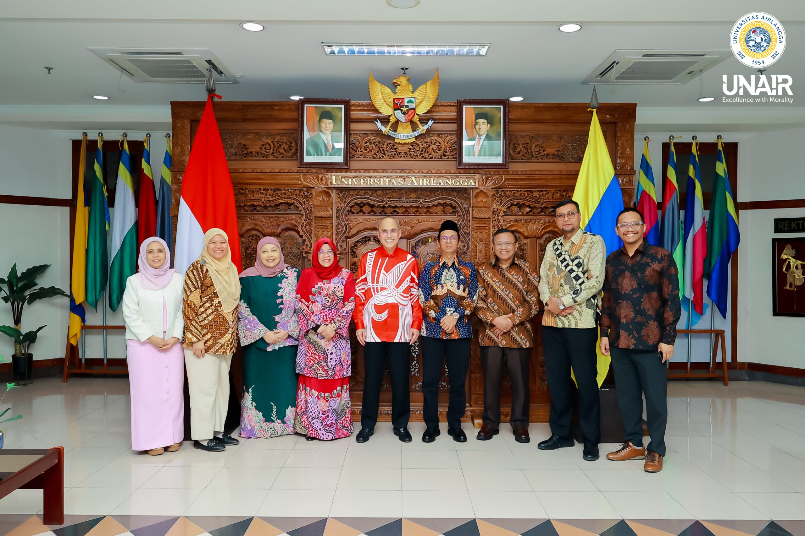 Universitas Airlangga leaders stand with representatives from Management and Science University (MSU) Malaysia on Tuesday (Nov. 25, 2025) at Balairua, the Management Building, UNAIR MERR-C Campus. (Photo: PHMP UNAIR)