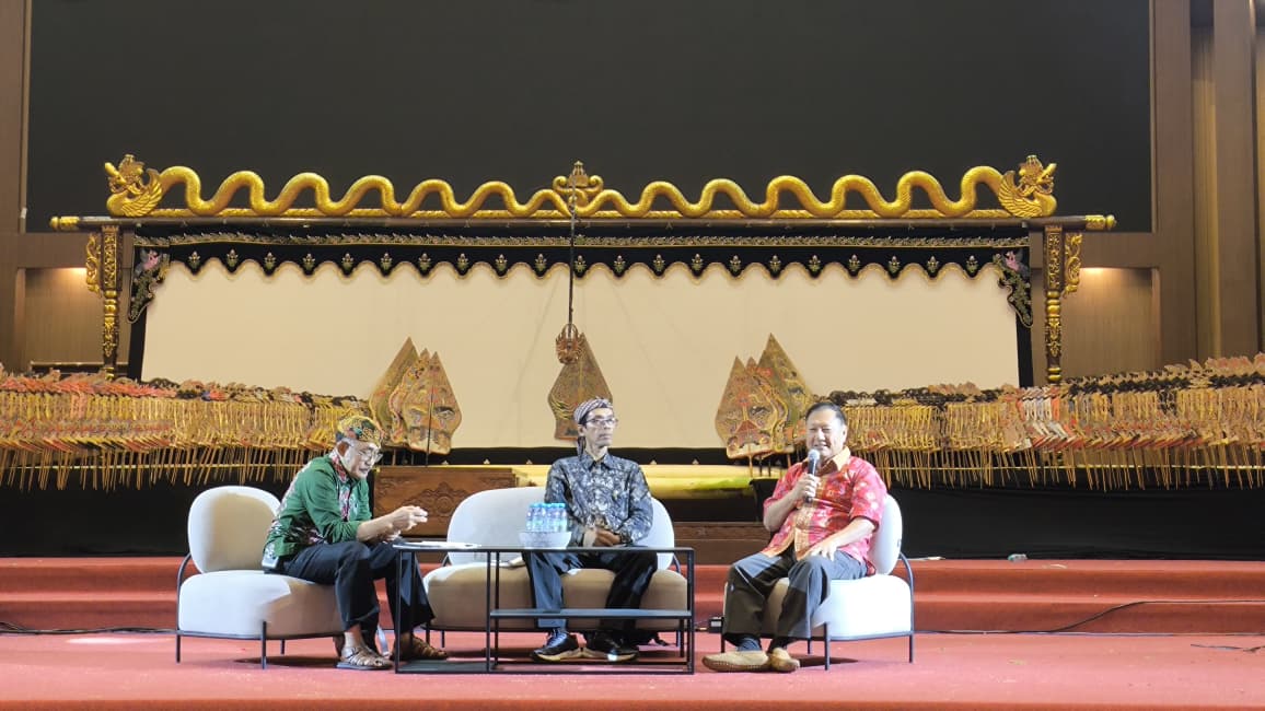 Drs Djoko Dewantoro MSi, Ak, sebagai moderator (kiri) dengan Prof Sunardi MSn (tengah) dan Kosala Mahinda (kanan) dalam diskusi terkait eksistensi Wayang Madura. (Foto: Istimewa)