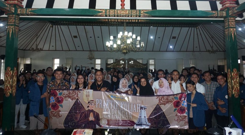 Sesi Foto bersama Praktik Kuliah Lapangan Program Studi Administrasi Publik dan Program Studi Sosiologi di Yogyakarta, (5/11/2025). (Foto: Istimewa)