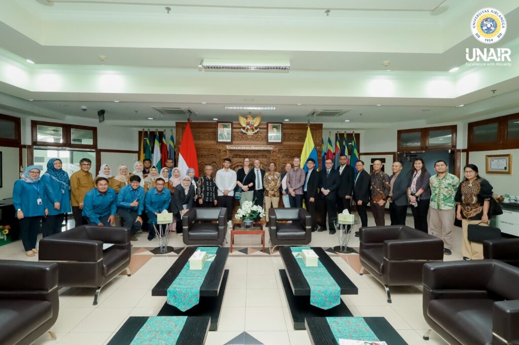 Group photo of UNAIR leadership and the ASIIN panel during the international accreditation visit, Wednesday (Nov. 12, 2025). (Photo: PHMP UNAIR)